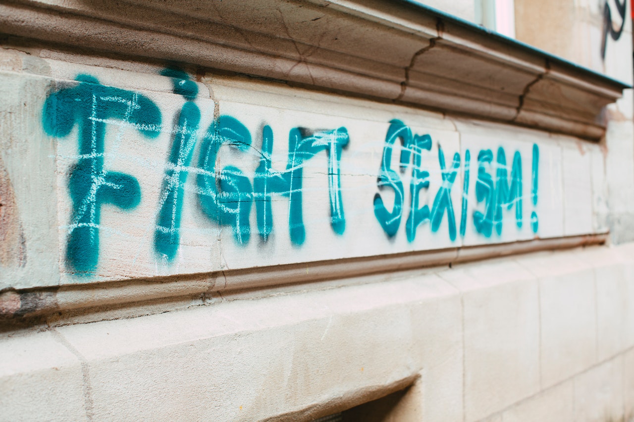 Image d'un grafiti des mots "fight sexism" (lutte contre le sexisme)